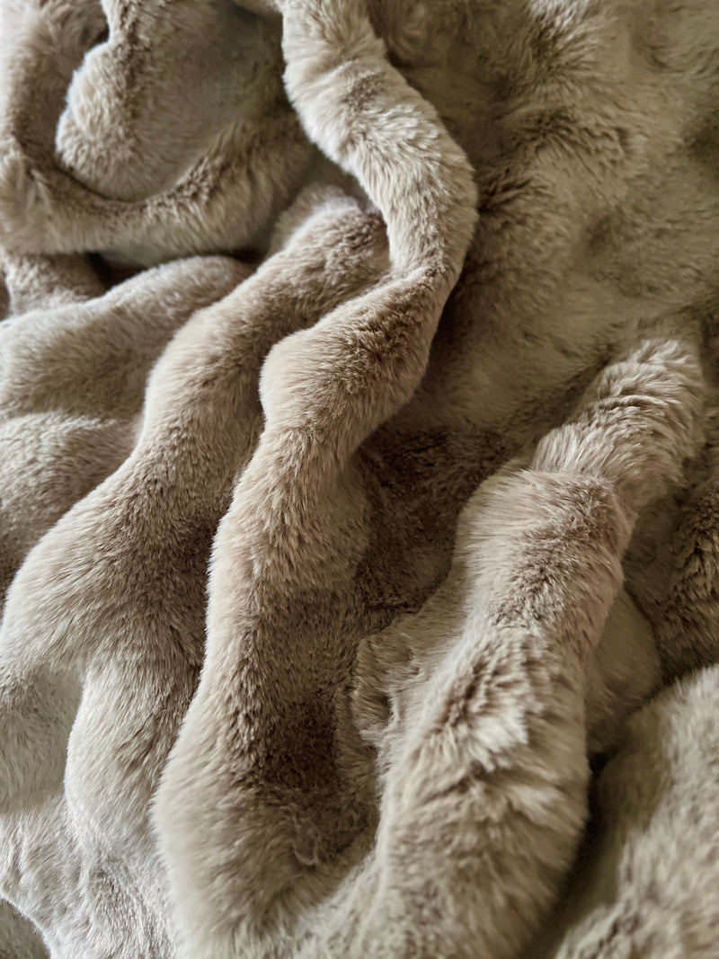 Luxe Faux Fur Bubble Throw Blanket in Mocha