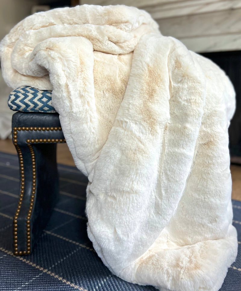 Luxe Faux Fur Throw Blanket in Vanilla Crème