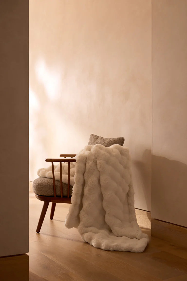 Luxe Faux Fur Bubble Throw Blanket in Vanilla Crème