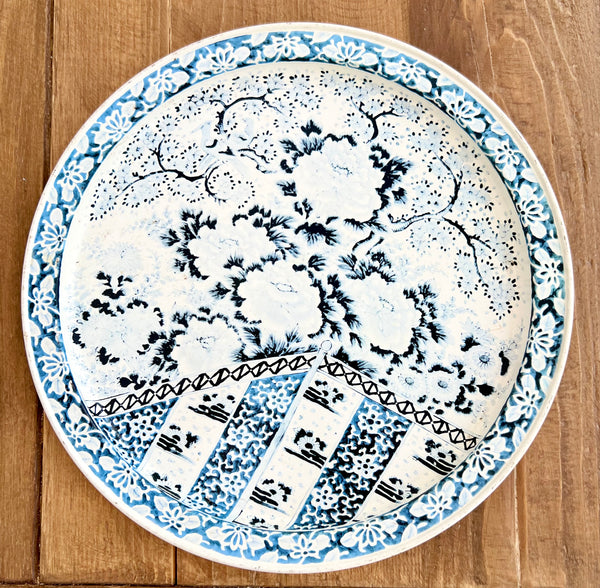 Vintage floral tray in blue and white metal 