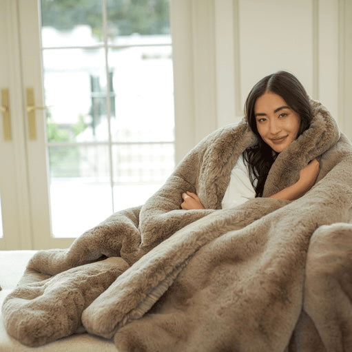 Luxe Faux Fur Throw Blanket in Mocha