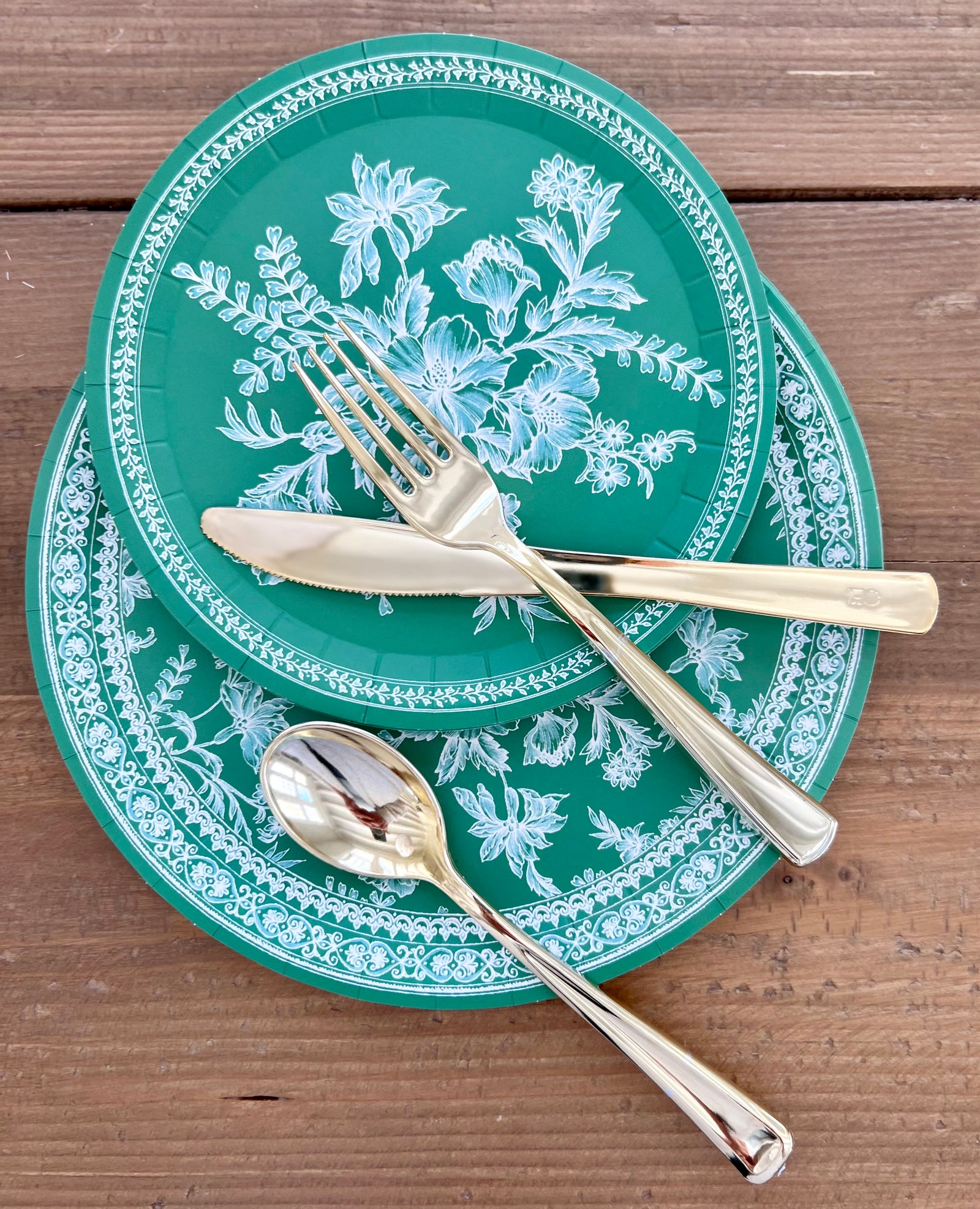 Toile Paper Salad Plates in Green – DOVECOTE | Artistry at Home