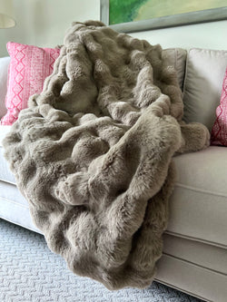 Faux fur throw blanket in Brown