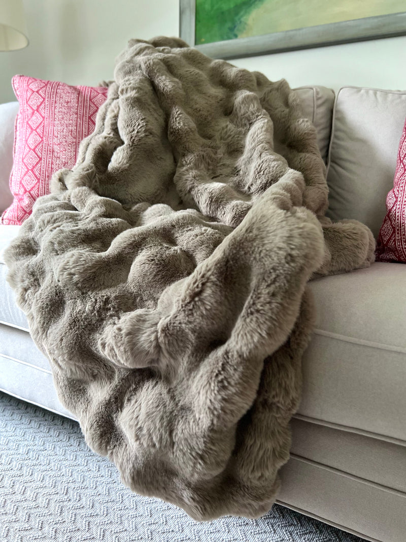 Faux fur throw blanket in Brown