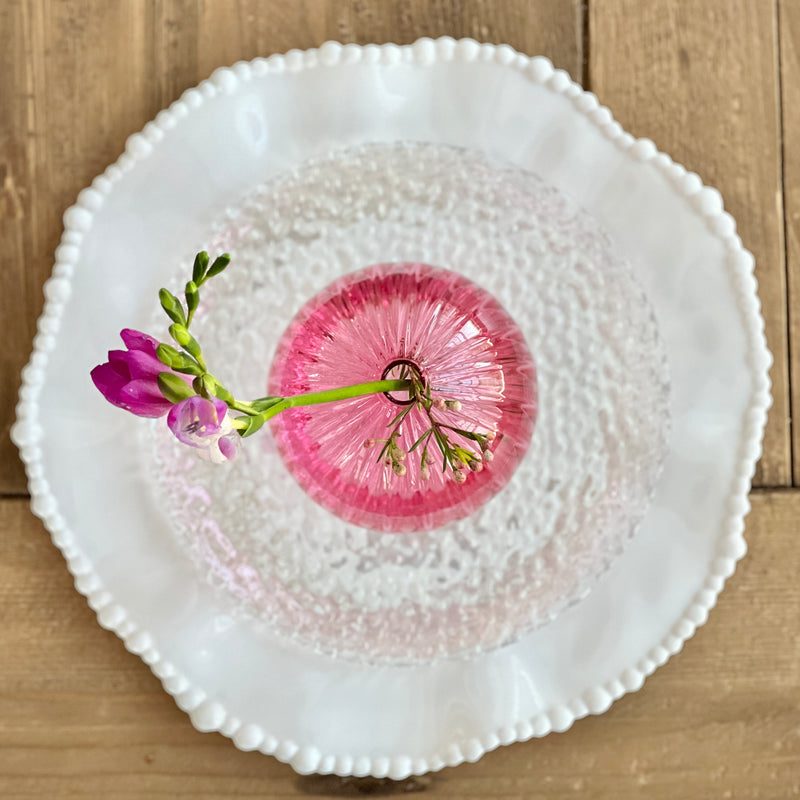 Beatriz Ball luminous white melamine dinner plate with pearl edge, heavy weight luxury melamine dinner plate from the Alegria Collection by Beatriz Ball, white melamine dinner plate with textured glass plate and pink handblown bud vase